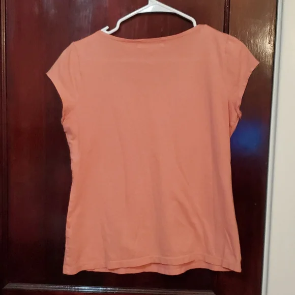 Liz Claiborne melon colored tee with design around neck - Picture 3 of 3